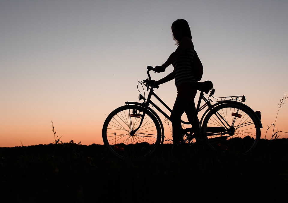 image en contre jour d'une femme faisant du vélo